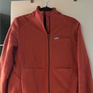 Figs on shift fleece jacket in auburn EUC